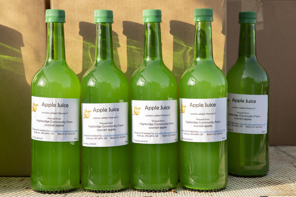 This image has an empty alt attribute; its file name is apple-juice-1-1024x683.jpg